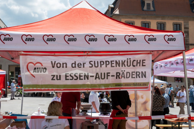 Von der Suppenküche zu Essen-auf-Rädern