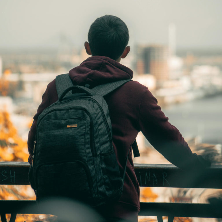 Foto: Symbolbild eines Jugendlichen, der in die Ferne blickt. / Pexels.com